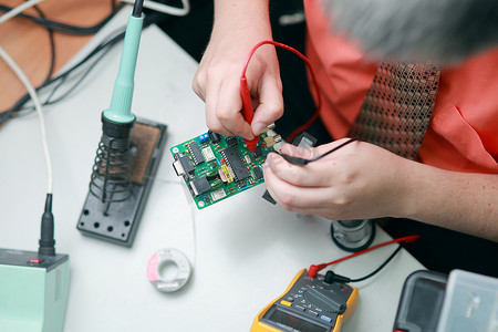 電腦維修工具 構(gòu)建專業(yè)維修計(jì)算機(jī)的必備裝備指南